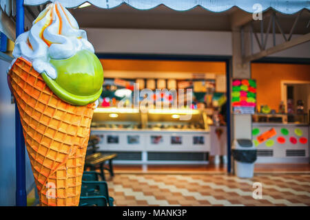 Colorata gelateria firmare e negozio Foto Stock