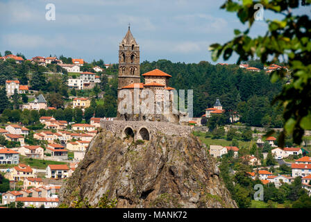 Le Puy en Velay, chiesa di Saint Michel d'Aiguilhe su un picco vulcanico, Haute Loire , Auvergne Rhone Alpes, Francia Foto Stock