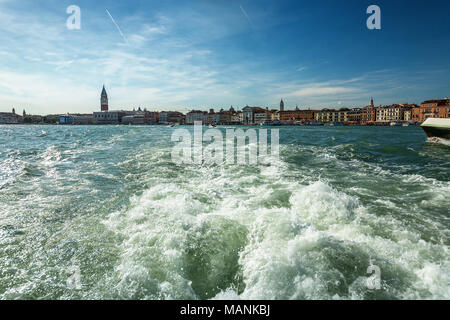 Una vista panoramica di Venezia dalla laguna veneziana Foto Stock