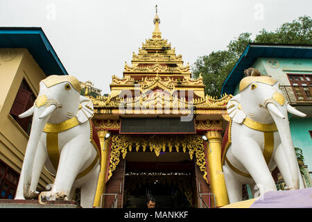 Una coppia di oro giallo e statue di elefante all'ingresso del Monte Popa, santo tempio Buddista mountain vulcano in Myanmar Birmania, Sud Est asiatico Foto Stock