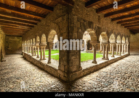 Chiostro di Saint-André Abbey, Lavaudieu etichettato i villaggi più belli di Francia, Haute-Loire dipartimento, Auvergne, Francia, Europa Foto Stock