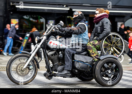 A tre ruote moto trike con sedia a rotelle pillion. Ricordo il papavero dipinto sul serbatoio del combustibile. Non ufficiale di Southend Shakedown evento in moto Foto Stock