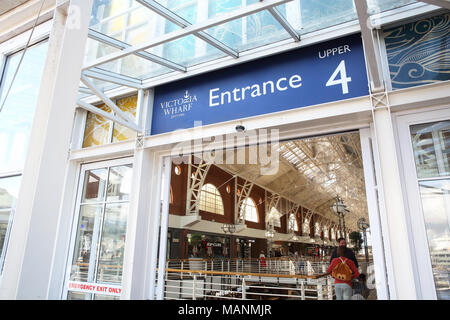 Victoria Wharf shopping arcade, il V & A Waterfront, a Cape Town, Sud Africa Foto Stock