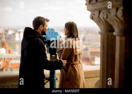 Abbracciato amare giovane nella zona storica di Budapest, Ungheria Foto Stock