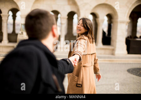 A piedi della graziosa amare giovane felicemente a piedi e tenendo le mani a Budapest, Ungheria Foto Stock