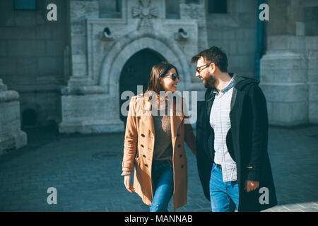 A piedi della graziosa amare giovane felicemente a piedi e tenendo le mani a Budapest, Ungheria Foto Stock