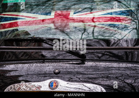 British Taxi Londra - Londra Taxi Black Cab con Union Jack cuscino nel finestrino posteriore Foto Stock