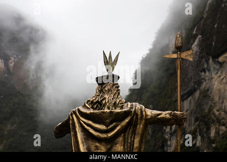 Statua di Pachacuti ad Aguas Calientes, Perù. Pachacuti era il nono Sapa Inca del Regno di Cusco. Foto Stock