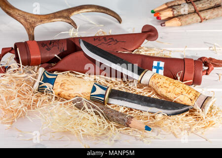 Tradizionale finlandese coltelli della cinghia (Puukko) con la curvatura del bordo di taglio e Fodero in cuoio lavorati a mano dal legno, renne corno e acciaio, Finlandia 100 Y Foto Stock