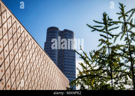 Berlin Charlottenburg, Neue Kranzler Eck complessa.Urban abstract del moderno in vetro e acciaio per edifici,alberi & blue sky Foto Stock