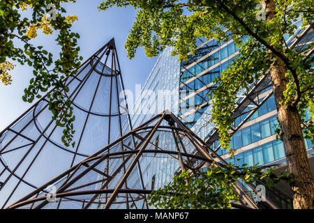 Berlin Charlottenburg, Neue Kranzler Eck complessa.Urban abstract del moderno in vetro e acciaio per edifici e triangolare a prisma di gabbia per uccelli Foto Stock