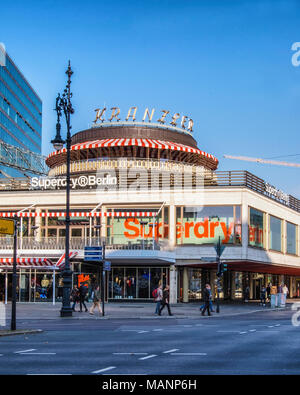 Berlin Charlottenburg, Café Kranzler storico negozio di caffè con un impressionante tenda originariamente negli anni cinquanta a edificio tradizionale ora parte della Neue Kranzler Eck Foto Stock