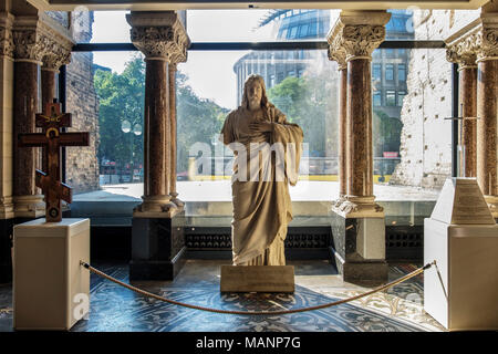 Berlin Breitscheidplatz. Kaiser Wilhelm Memorial Church, Kaiser-Wilhelm-Gedächtniskirche.War danneggiato la guglia base è ora un memorial hall. Foto Stock