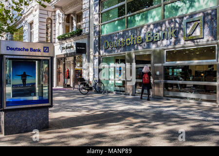 Berlino Charlottenburg. Deutsche Bank sulla via dello shopping Kurfürstendamm. Filiale bancaria esterno,ingresso & display caso Foto Stock