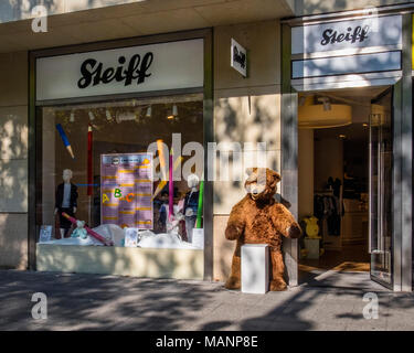 Berlino Charlottenburg. Steiff Teddy bear shop in Kurfürstendamm.Fatta a Mano giocattoli da collezione con certificato numerato attaccato all'orecchio Foto Stock
