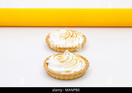 Due tartalets limone sul tavolo bianco. Foto Stock