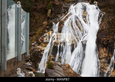 Cascata di acque battenti in Bad Gastein, Austria. Cascata con una altezza di caduta di 341 m in tre fasi. Oggetto di molti pittori famosi e poeta Foto Stock