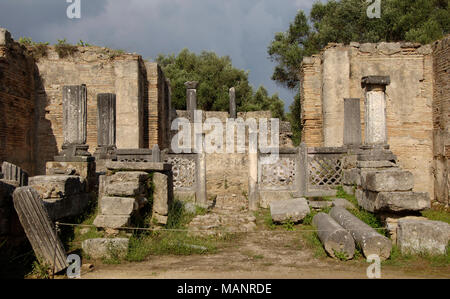 La Grecia. Olympia. Officina di Pheidias. Edificio rettangolare, ca. 430 BC. Dove Pheidias costruita la famosa statua di culto di Zeus. Il palazzo è stato successivamente incorporated in una chiesa Byznatine. Elis regione Peloponneso. Foto Stock