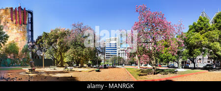 Buenos Aires, Argentina - Marzo 21th, 2018: vista panoramica della Plaza de Cataluña situato nel quartiere di Retiro vicino all'Ambasciata francese in Buenos Foto Stock