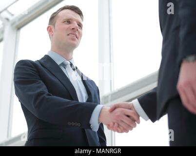 Stretta di mano del business partner dopo un favorevole accordo commerciale Foto Stock