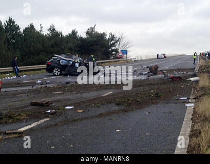 La scena alla M62 nei pressi del ponte di Ouse a Goole, dove un camion che trasportano una casa mobile è andato attraverso la centrale di prenotazione e ha colpito un auto. Foto Stock