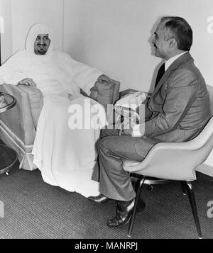 Il 24 febbraio 1977. Londra. Re Hussein di Giordania visite King Khaled di Arabia Saudita all'ospedale di Londra dove il re si sta riprendendo da un'operazione all'anca. il 64 enne Saudi Arabian Re Hussein ha ricevuto nella sua suite al Wellington Ospedale di San Giovanni Bosco. Foto Stock