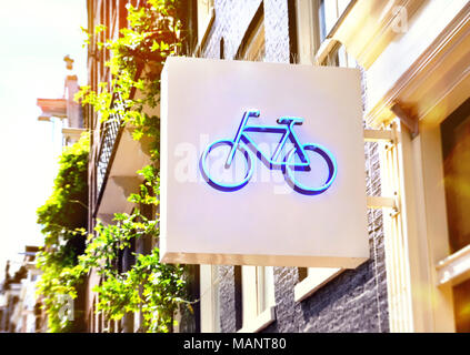 Noleggio biciclette o noleggio bici segno dello store. Bike simbolo alla facciata di una casa, noleggiare una bicicletta. Foto Stock