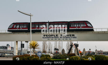 People Mover tram elettrico collega Venezia il terminal per navi da crociera a Venezia centro storico Foto Stock