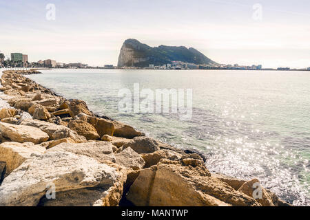 Gibilterra Rock visto dall'Andalusia, British Overseas territorio Foto Stock