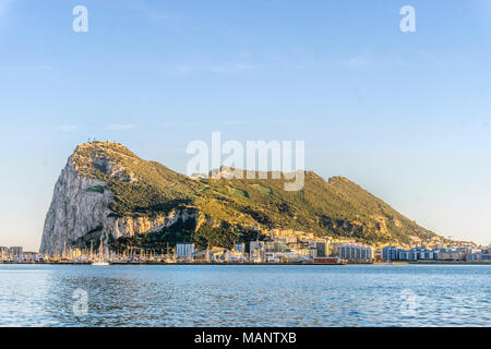 Gibilterra Rock visto dall'Andalusia, British Overseas territorio Foto Stock