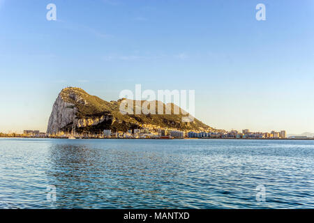 Gibilterra Rock visto dall'Andalusia, British Overseas territorio Foto Stock