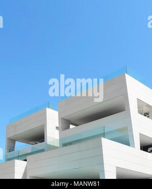 Casa moderna o per la progettazione di architettura. Casa di lusso e cielo blu. Foto Stock