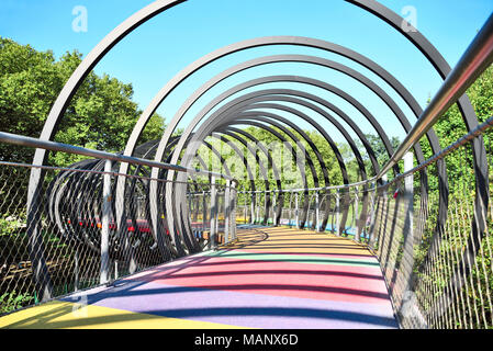 Slinky molle bridge, Kaisergarten Oberhausen.moderna architettura, design bridge. Foto Stock