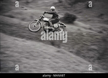 Degli anni Cinquanta, foto storiche di motocross o pilota scramble sulla sua moto off-road all'esterno. La prima nota di scramble gara disputata in Surrey in Inghilterra nei primi 1920s. Foto Stock