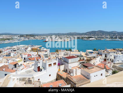 La città di Ibiza, vista dal sale Vila al marina o porto. Scena estiva con vista panoramica sulla storica città di Ibiza. Foto Stock