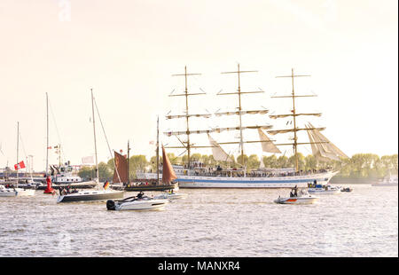 Dal porto di Amburgo compleanno sul fiume Elba con nave parade. Barche a vela e barche a motore parade nella parte anteriore del contenitore del porto. Foto Stock
