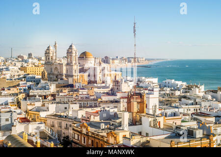 Cadice cityscape con la famosa cattedrale chiamato Catedral de la Santa Cruz sobre las Aguas de Cádiz, Andalucía, Spagna Foto Stock