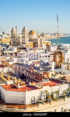 Cadice cityscape con la famosa cattedrale chiamato Catedral de la Santa Cruz sobre las Aguas de Cádiz, Andalucía, Spagna Foto Stock