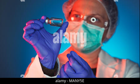 Immunologist, healthcare medical professional, femmina medicina e salute worker in clinica ospedaliera azienda fiala di farmaco bottiglia Foto Stock