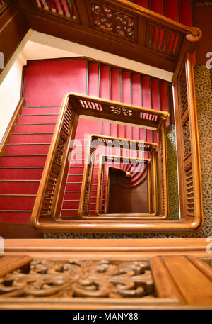 Eleganti passaggi a spirale o scalinata a spirale all'interno di una casa o un edificio aziendale. Vecchia scalinata. Foto Stock