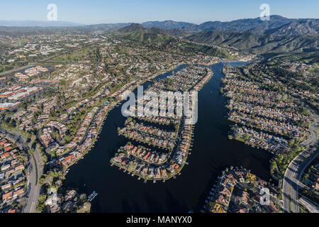 Vista aerea di Westlake Island e il lago in migliaia di querce e Westlake Village europee nella California Meridionale. Foto Stock