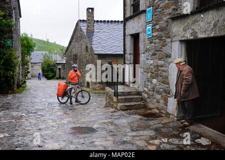 Modo di San James's cycling pellegrini arrivano a O Cebreiro. La Galizia, Spagna Foto Stock