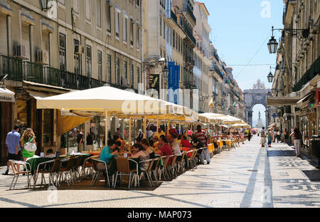 La Rua Augusta, la principale strada pedonale del centro storico e commerciale di Lisbona, Portogallo Foto Stock
