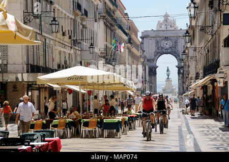 La Rua Augusta, la principale strada pedonale del centro storico e commerciale di Lisbona, Portogallo Foto Stock
