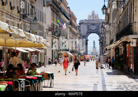 La Rua Augusta, la principale strada pedonale del centro storico e commerciale di Lisbona, Portogallo Foto Stock