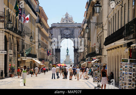 La Rua Augusta, la principale strada pedonale del centro storico e commerciale di Lisbona, Portogallo Foto Stock