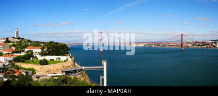 Almada e il fiume Tago con il XXV Aprile del ponte. Lisbona, Portogallo Foto Stock