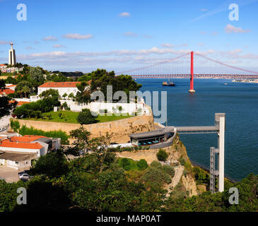 Almada e il fiume Tago con il XXV Aprile del ponte. Lisbona, Portogallo Foto Stock