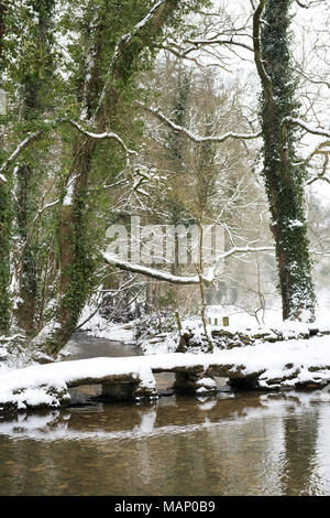 Ford e battaglio ponte in inverno la neve sul Fiume Windrush a Kineton. Kineton, Gloucestershire, Regno Unito Foto Stock
