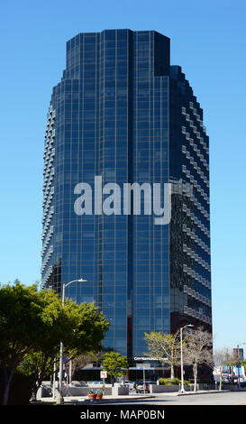 LOS ANGELES - MARZO 28, 2018: City National Bank Building. Il moderno edificio è situato all'intersezione di Fairfax Avenue e Wilshire Boulevard Foto Stock